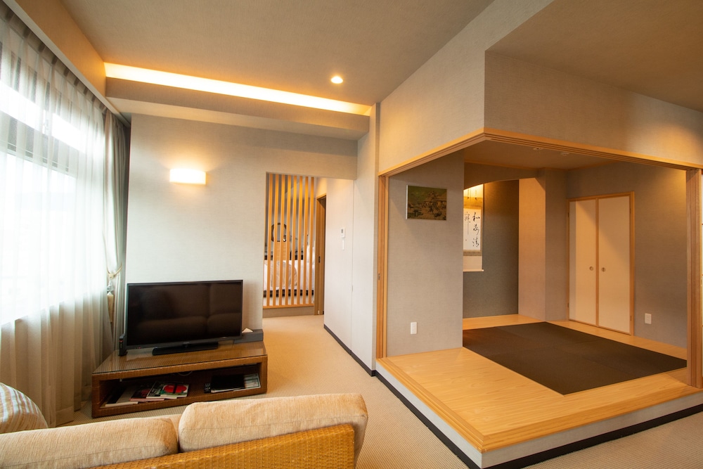 ファミリー スイート 3 ベッドルーム ジェットバス シティビュー リビングルーム0 | R&Run Kyoto serviced apartment & suites