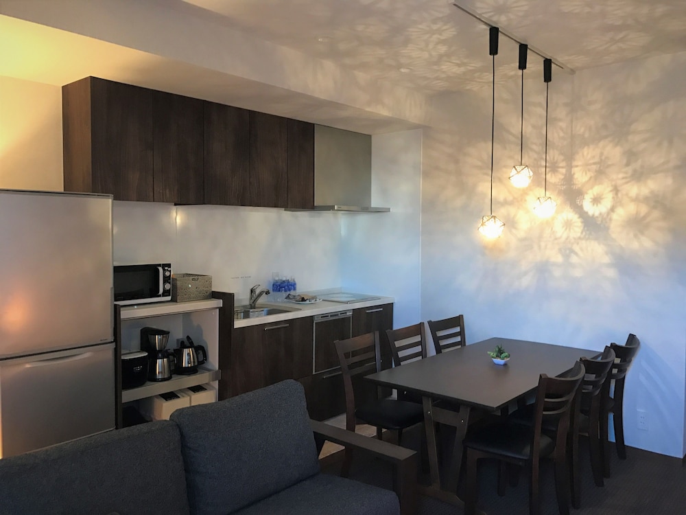 スーペリア アパートメント 3 ベッドルーム ウエスト 客室内のダイニングエリア0 | R&Run Kyoto serviced apartment & suites