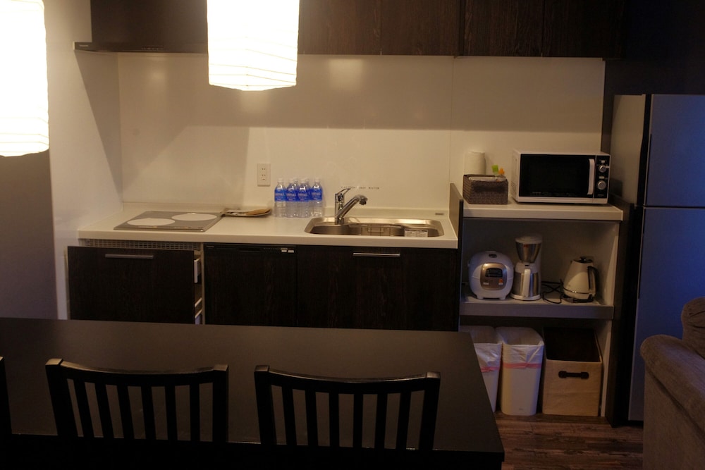 スーペリア アパートメント 3 ベッドルーム イースト 専用キッチン0 | R&Run Kyoto serviced apartment & suites