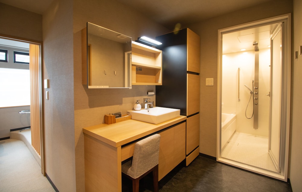 ファミリー スイート 3 ベッドルーム ジェットバス シティビュー バスルーム1 | R&Run Kyoto serviced apartment & suites