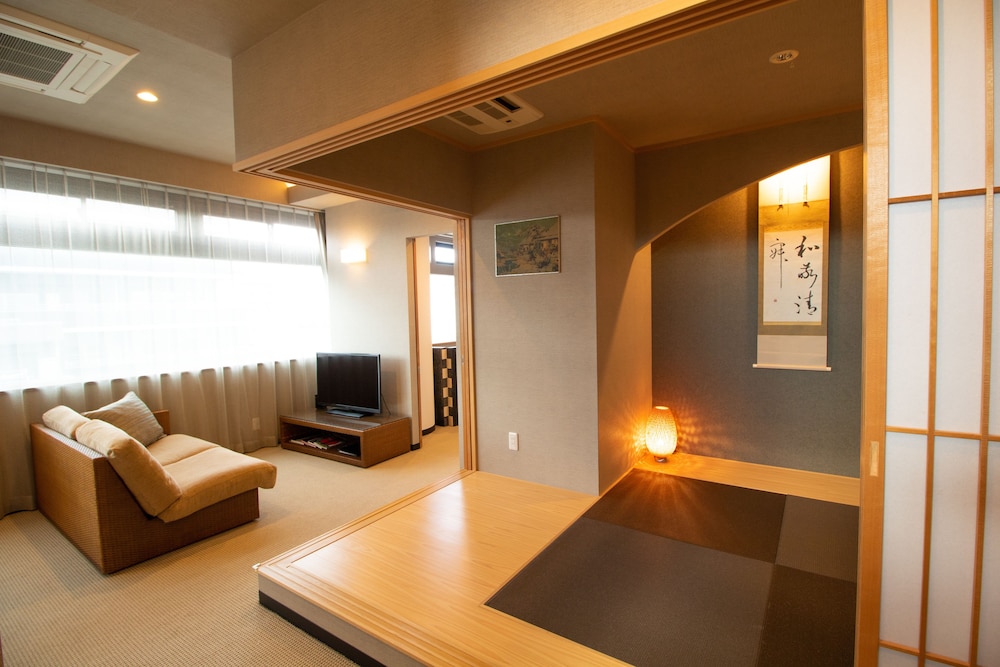 ファミリー スイート 3 ベッドルーム ジェットバス シティビュー リビング エリア0 | R&Run Kyoto serviced apartment & suites