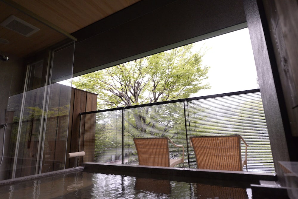 「涌」「然」和室10帖+洋室＋温泉露天風呂 深めの浴槽1 | 箱根強羅 白檀