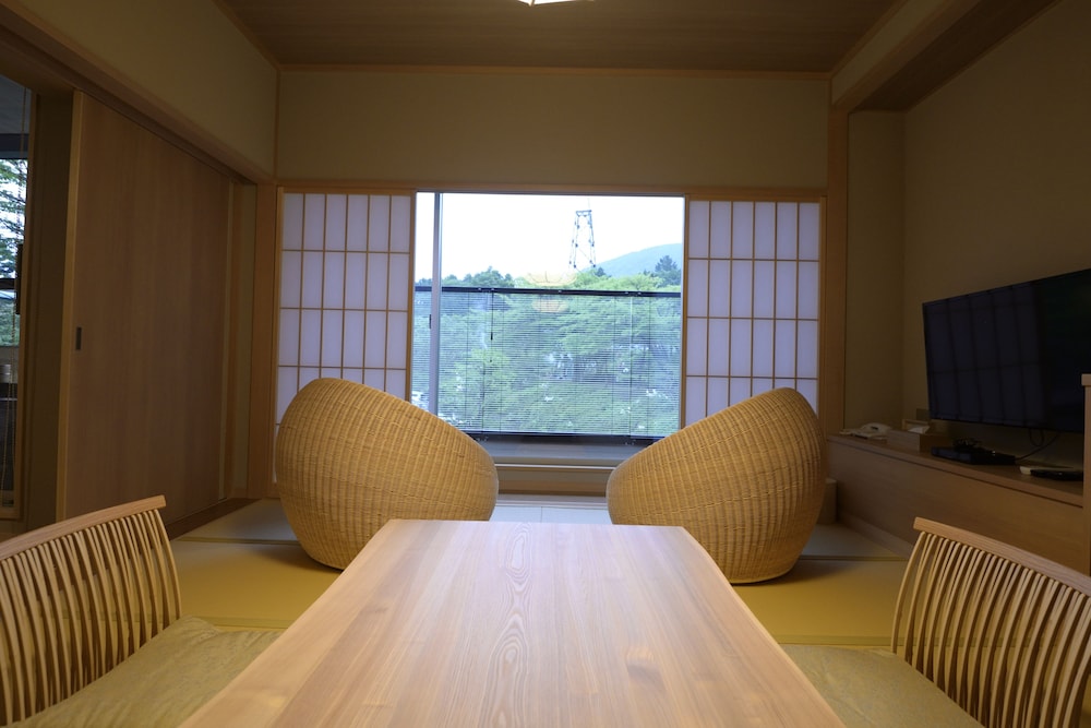 「涌」「然」和室10帖+洋室＋温泉露天風呂 リビング エリア1 | 箱根強羅 白檀