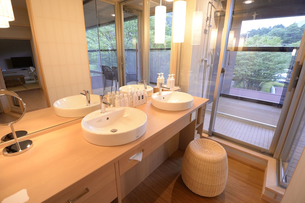 「涌」「然」和室10帖+洋室＋温泉露天風呂 バスルーム0 | 箱根強羅 白檀