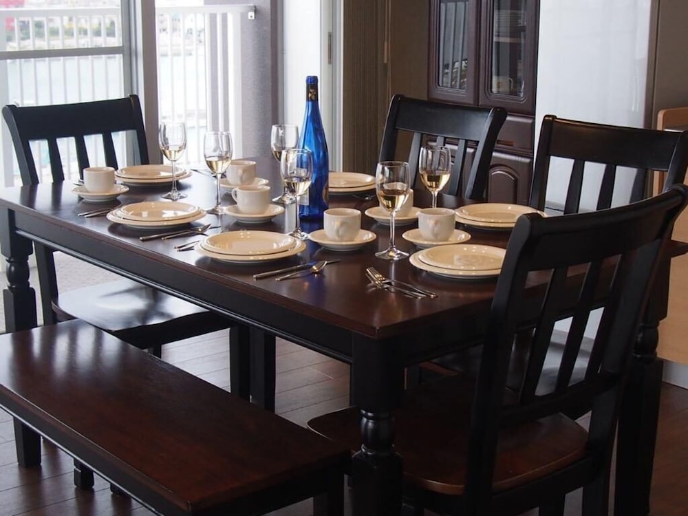 ファミリー ルーム 禁煙 客室内のダイニングエリア0 | シーサイドコンドミニアム ラナ北谷