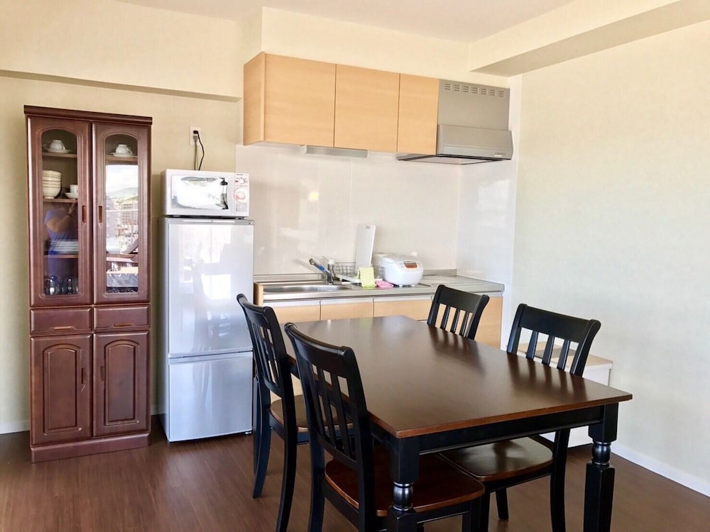 ファミリー ルーム 禁煙 客室内のダイニングエリア1 | シーサイドコンドミニアム ラナ北谷