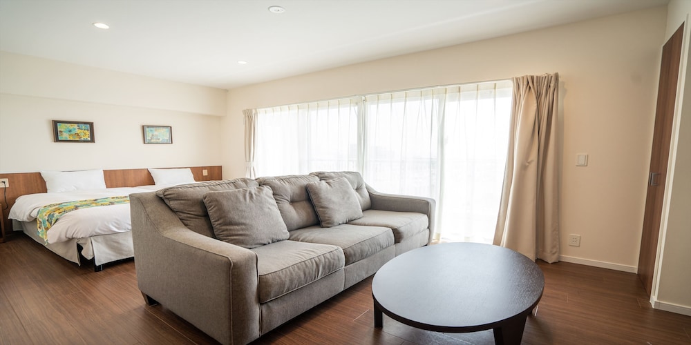 スタンダード ツインルーム 禁煙 (No View) リビング エリア1 | シーサイドコンドミニアム ラナ北谷