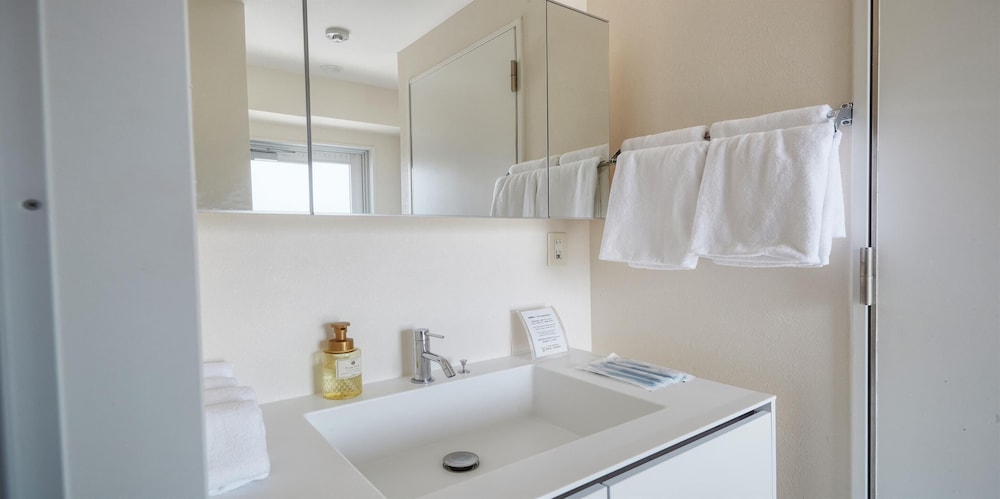 ファミリー ルーム 禁煙 バスルーム4 | シーサイドコンドミニアム ラナ北谷