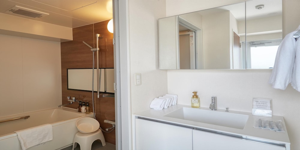 ファミリー ルーム 禁煙 バスルーム1 | シーサイドコンドミニアム ラナ北谷