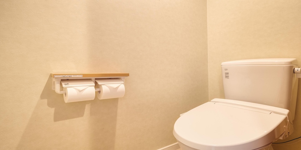 スタンダード ツインルーム 禁煙 (No View) バスルーム2 | シーサイドコンドミニアム ラナ北谷