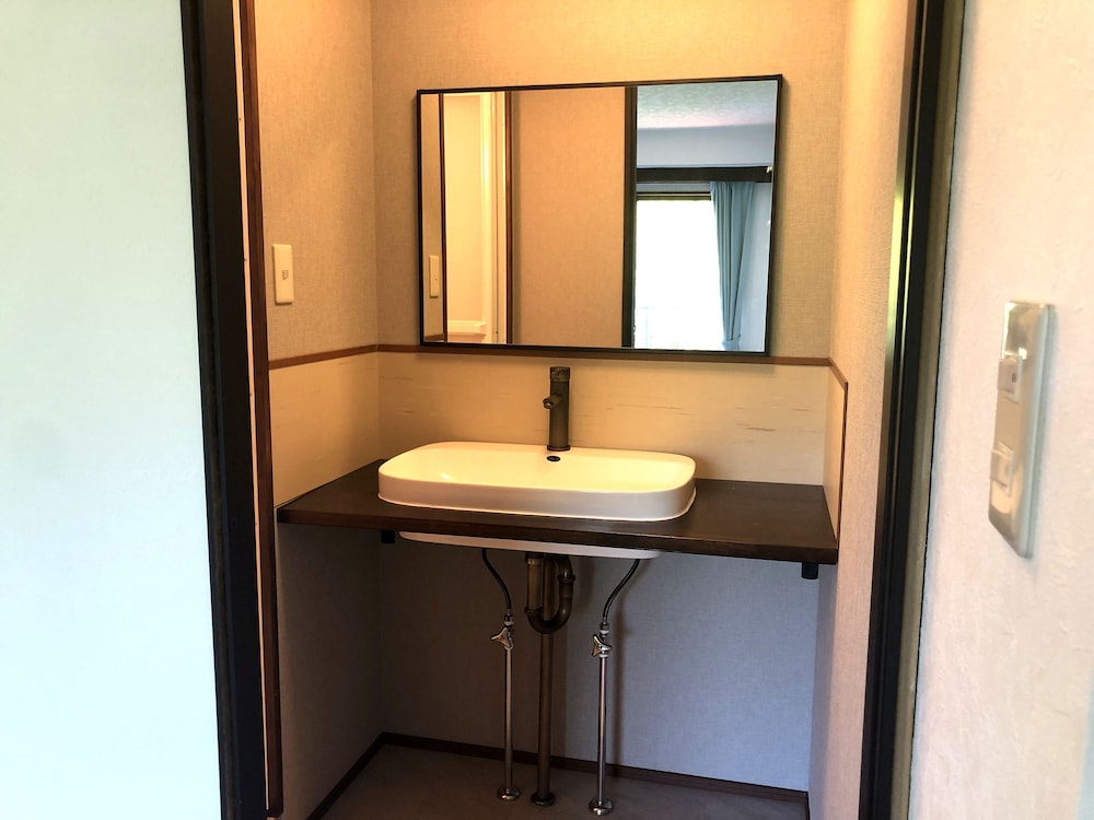 コネクティングルーム 3ベッド＋3布団 [最大6名] 4階 エレベーターなし 山側 禁煙 バスルーム2 | ペンション白浜 ビッグフィッシャー・クラブ