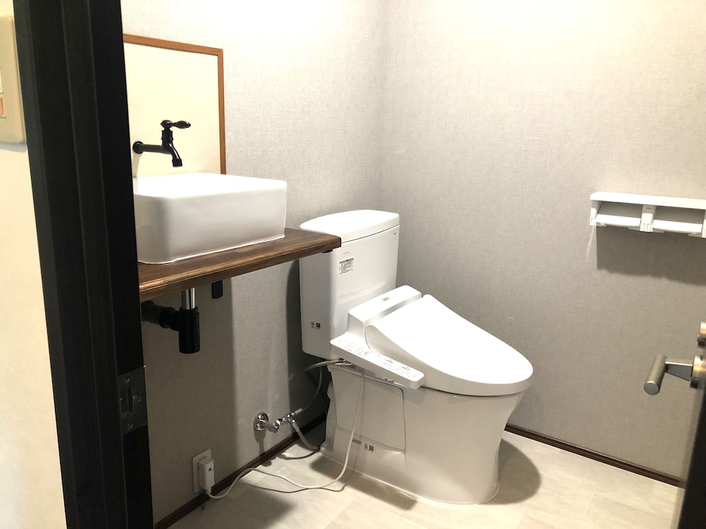 コネクティングルーム 3ベッド＋3布団 [最大6名] 4階 エレベーターなし 山側 禁煙 バスルーム1 | ペンション白浜 ビッグフィッシャー・クラブ