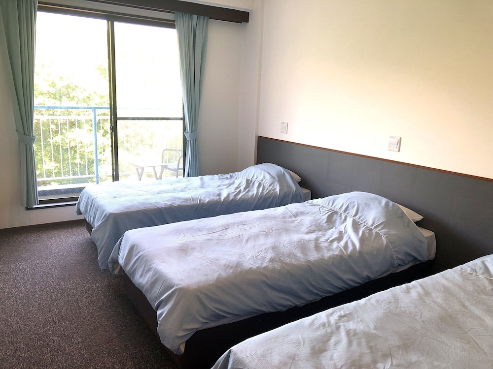 コネクティングルーム 3ベッド＋3布団 [最大6名] 4階 エレベーターなし 山側 禁煙 客室1 | ペンション白浜 ビッグフィッシャー・クラブ