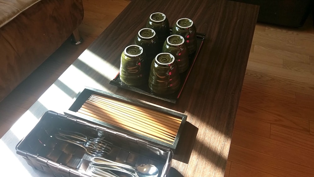 スタジオアパートメント　トリプルベッド 客室内のダイニングエリア0 | ステイザ大阪