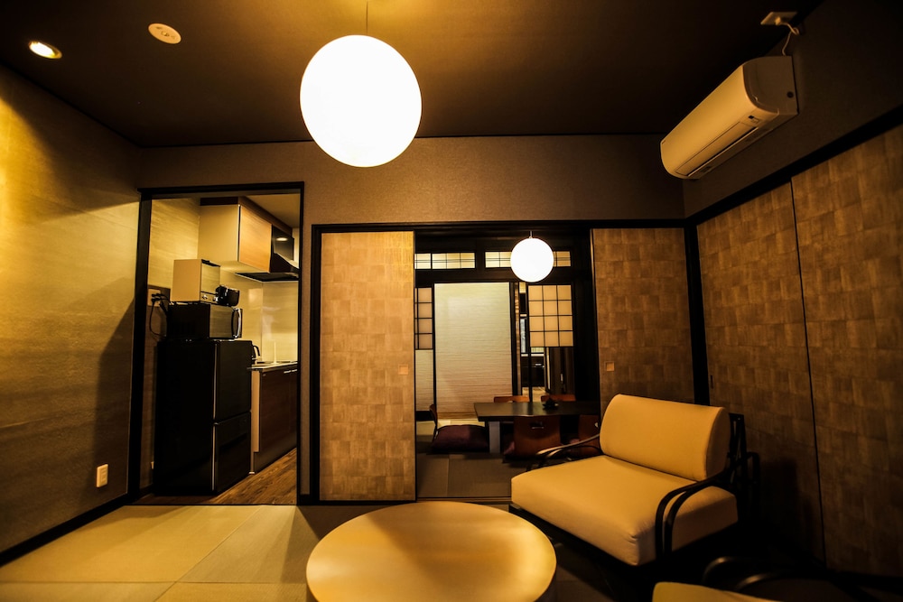 一棟貸し切り1~9名 リビング エリア0 | ホスタ二条　葵