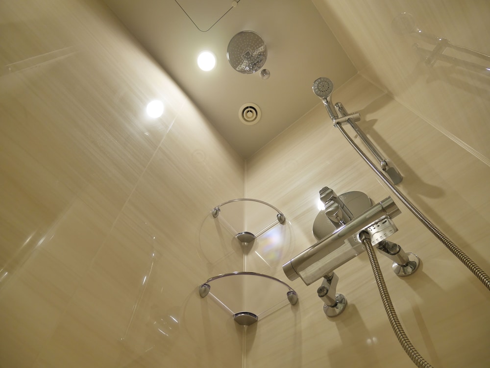 スーペリアツイン 禁煙 シャワーブース (バスタブなし) バスルームのシャワー0 | レッドルーフイン&スイーツ大阪難波・日本橋