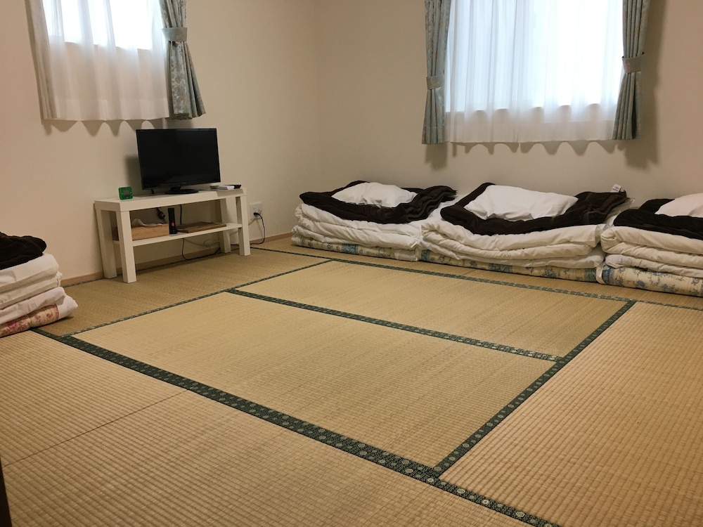 2-4名様利用限定 和室8畳 [禁煙 · Wi-Fi無料/個室] 客室3 | シロノシタゲストハウス　姫路のお宿