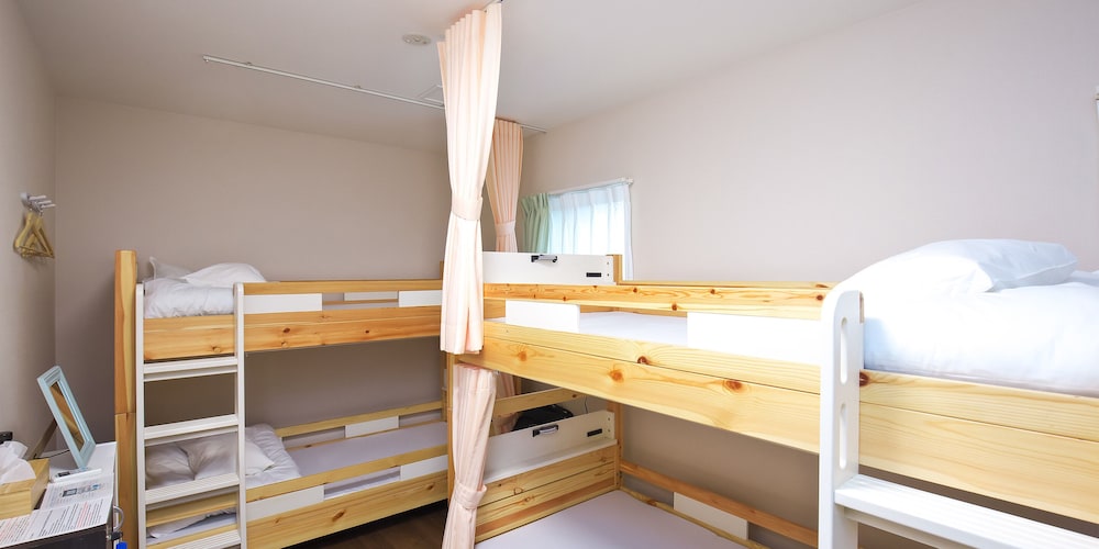 2段ベッド部屋 4-6名様用 [禁煙 · Wi-Fi無料/個室] 客室1 | シロノシタゲストハウス　姫路のお宿