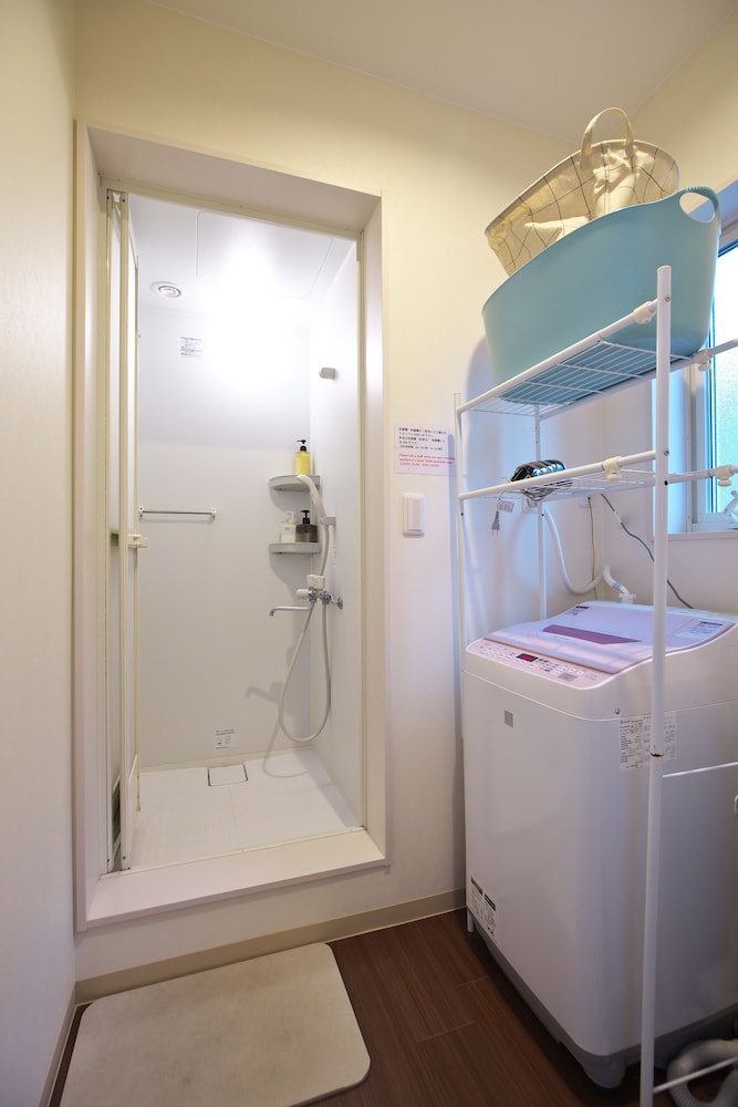 2段ベッド部屋 4-6名様用 [禁煙 · Wi-Fi無料/個室] バスルームのシャワー0 | シロノシタゲストハウス　姫路のお宿