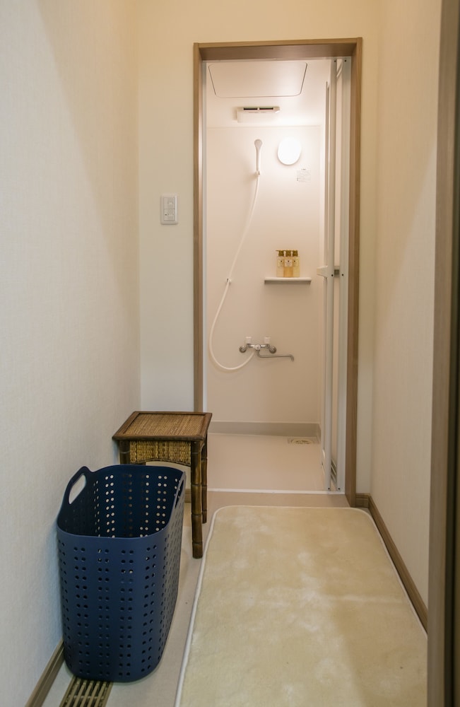 5ベッドルーム ハウス(一棟貸し） バスルームのシャワー0 | 貸別荘 KOKO