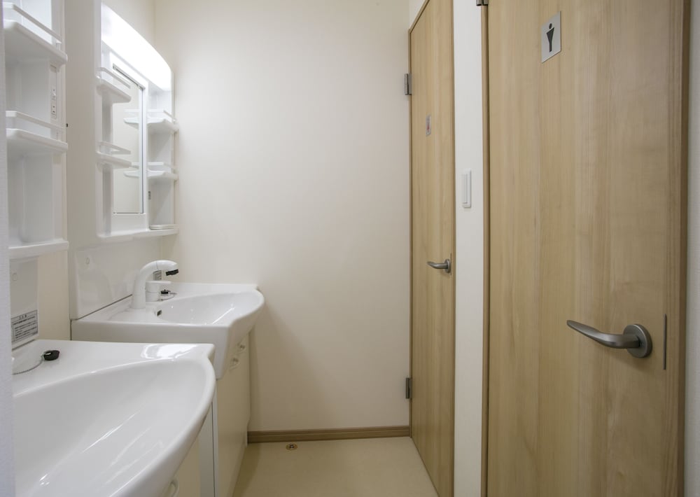 5ベッドルーム ハウス(一棟貸し） バスルームのシンク1 | 貸別荘 KOKO