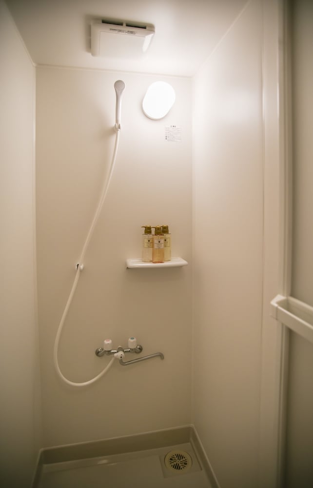 5ベッドルーム ハウス(一棟貸し） バスルームのシャワー1 | 貸別荘 KOKO