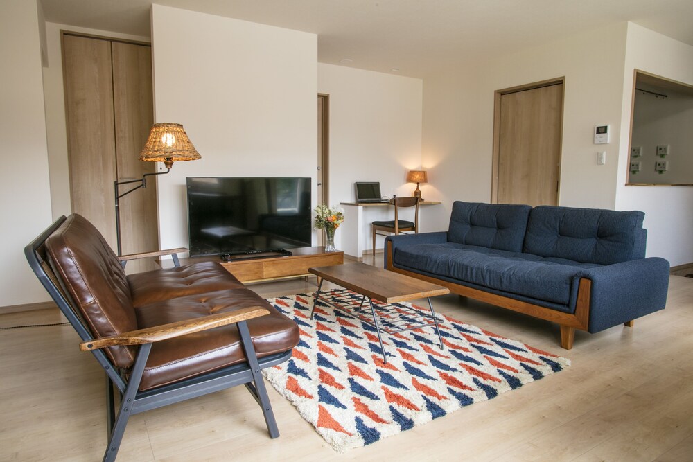 5ベッドルーム ハウス(一棟貸し） リビングルーム0 | 貸別荘 KOKO