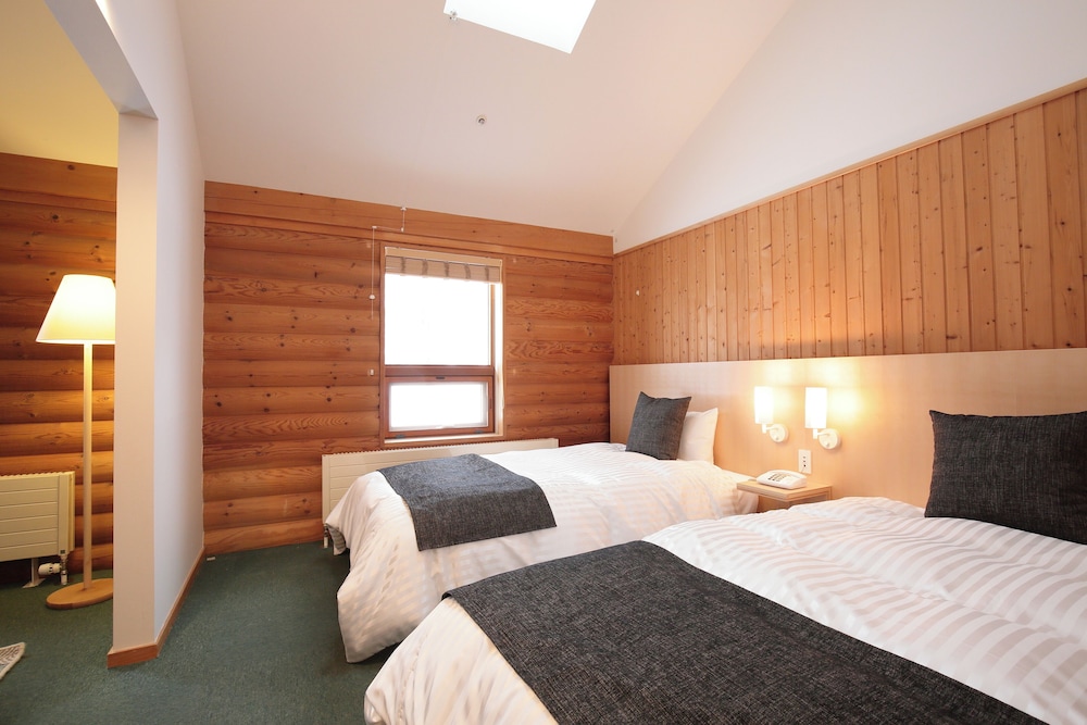 メープルツイン (シャワーのみ) 禁煙 客室2 | ログホテル ザ メープルロッジ