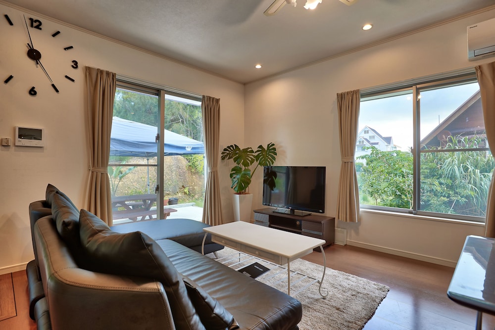 プライベートヴィラ リビング エリア1 | ザ プールリゾートヴィラ アスタマーニャ