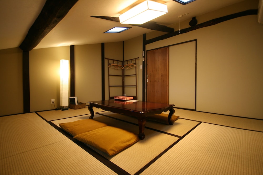 ベーシック トリプルルーム 共用バスルーム 客室2 | はる家 梅小路