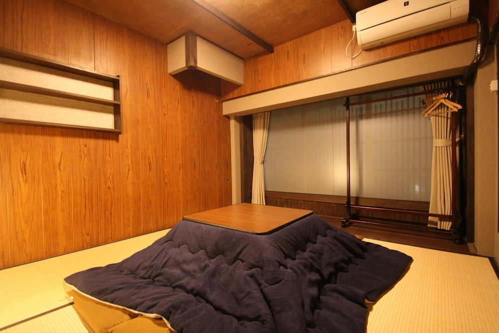 スタンダード ツインルーム 共用バスルーム 客室4 | はる家 梅小路