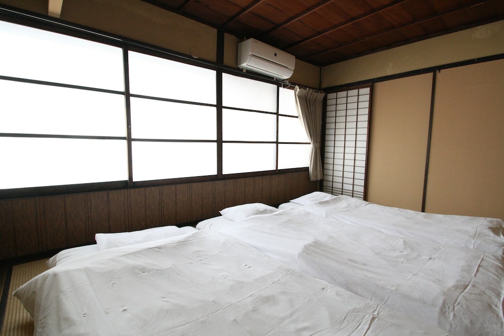 トラディショナル トリプルルーム 共用バスルーム 客室3 | はる家 梅小路