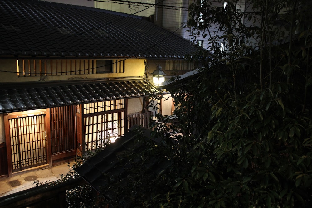 スタンダード トリプルルーム 共用バスルーム 庭園0 | はる家 梅小路