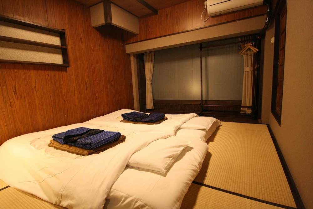 スタンダード ツインルーム 共用バスルーム 客室3 | はる家 梅小路