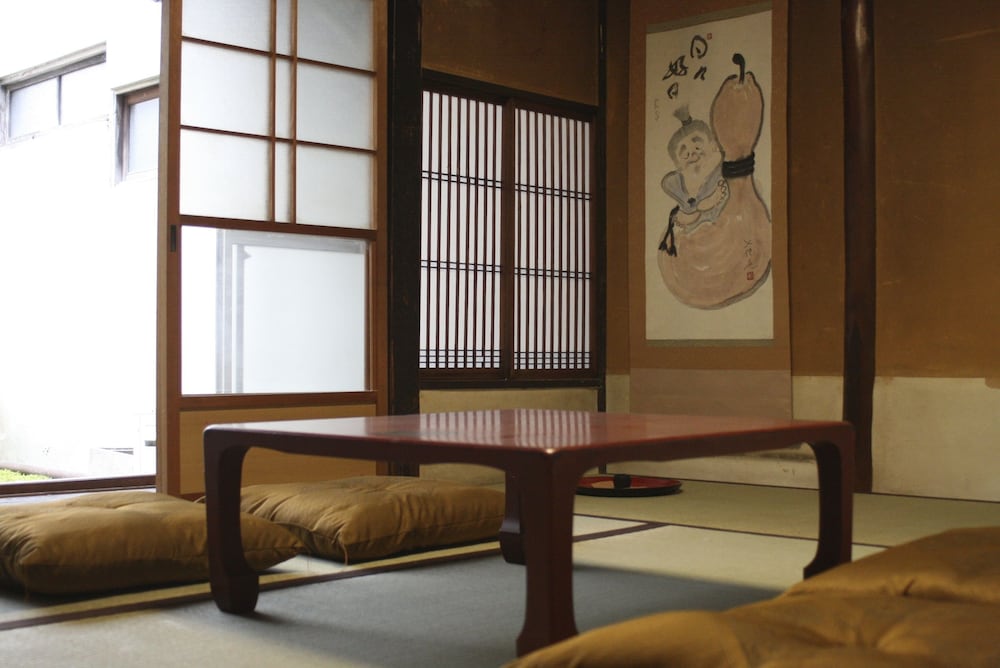 ギャラリー トリプルルーム 共用バスルーム 客室1 | はる家 梅小路