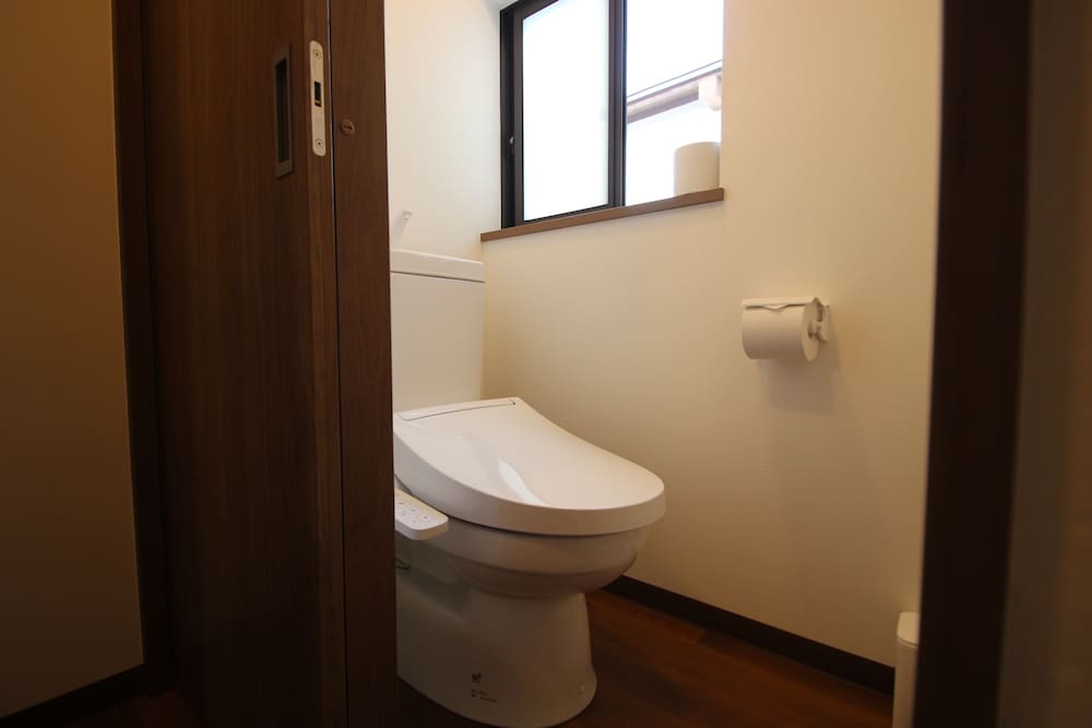 コンフォート 4 人部屋 禁煙 バスルーム1 | はる家 ならまち