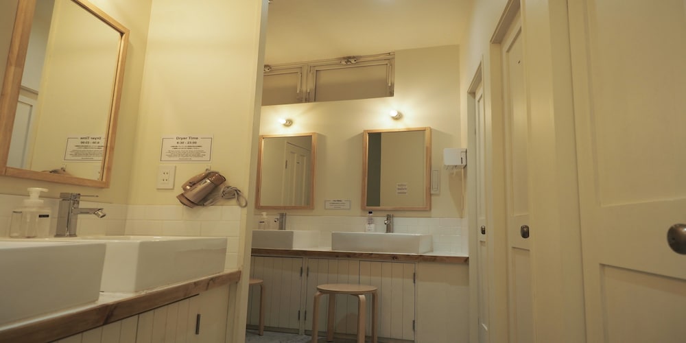 4名様用 BUNKベッド(男女混合) バスルーム1 | アーモンド ホステル & カフェ 渋谷