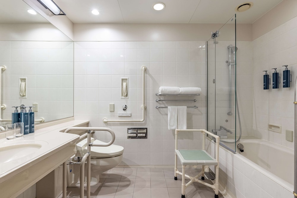 ヒルトンアクセシブルツイン バスルームのシャワー0 | ヒルトン 小田原 リゾート&スパ