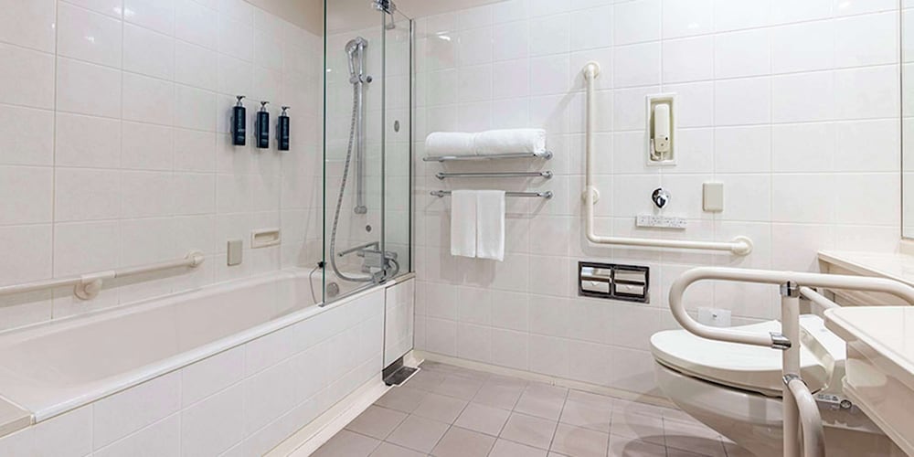 ヒルトンツインルーム バスルームのシャワー0 | ヒルトン 小田原 リゾート&スパ