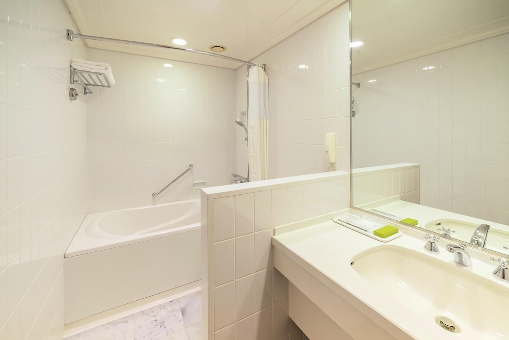 Double Hilton Guestroom バスルーム1 | ヒルトン福岡シーホーク