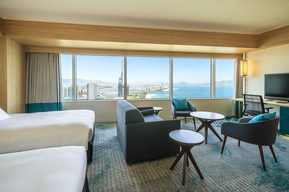 Family Premium Deluxe リビング エリア1 | ヒルトン福岡シーホーク