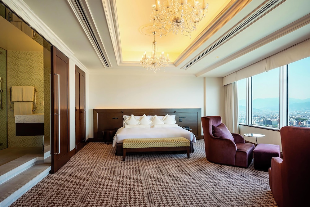 エグゼクティブ スイート キングベッド 1 台 リビング エリア3 | ヒルトン福岡シーホーク