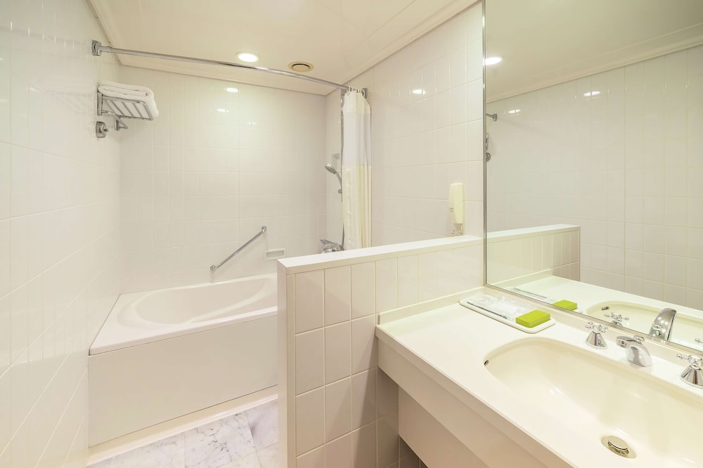 Double Hilton Guestroom バスルーム1 | ヒルトン福岡シーホーク