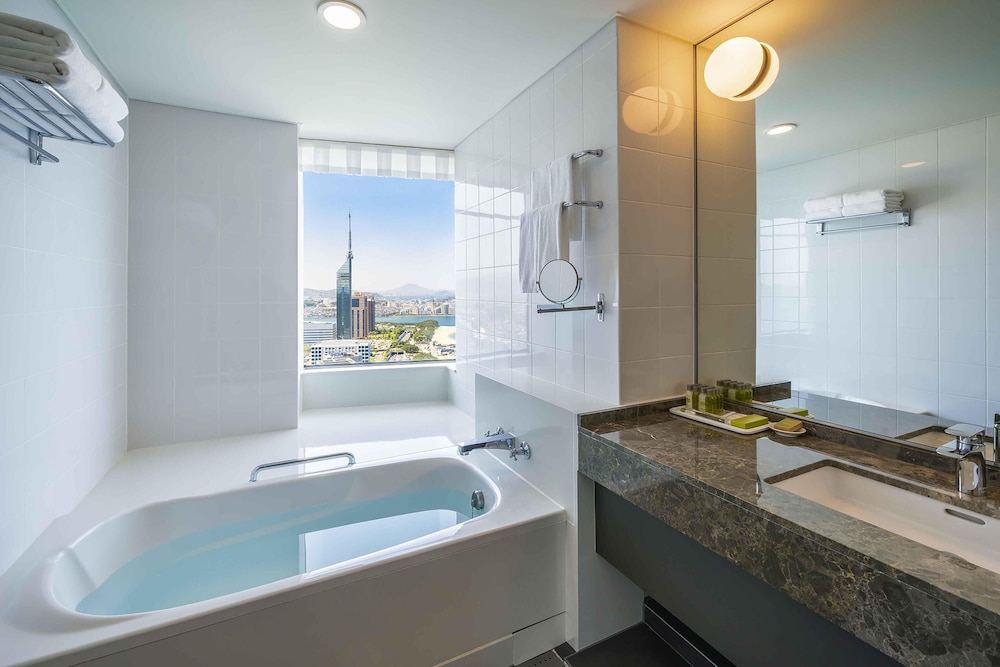 Family Premium Deluxe バスルーム1 | ヒルトン福岡シーホーク