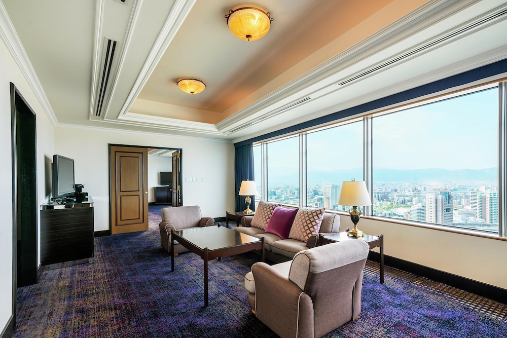 エグゼクティブ スイート シングルベッド 2 台 リビング エリア0 | ヒルトン福岡シーホーク