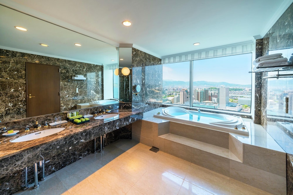 エグゼクティブ スイート シングルベッド 2 台 バスルーム2 | ヒルトン福岡シーホーク