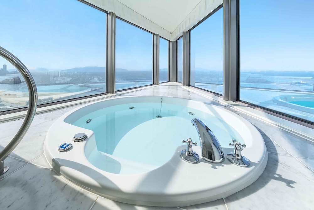 パノラミック スイート バスルーム1 | ヒルトン福岡シーホーク