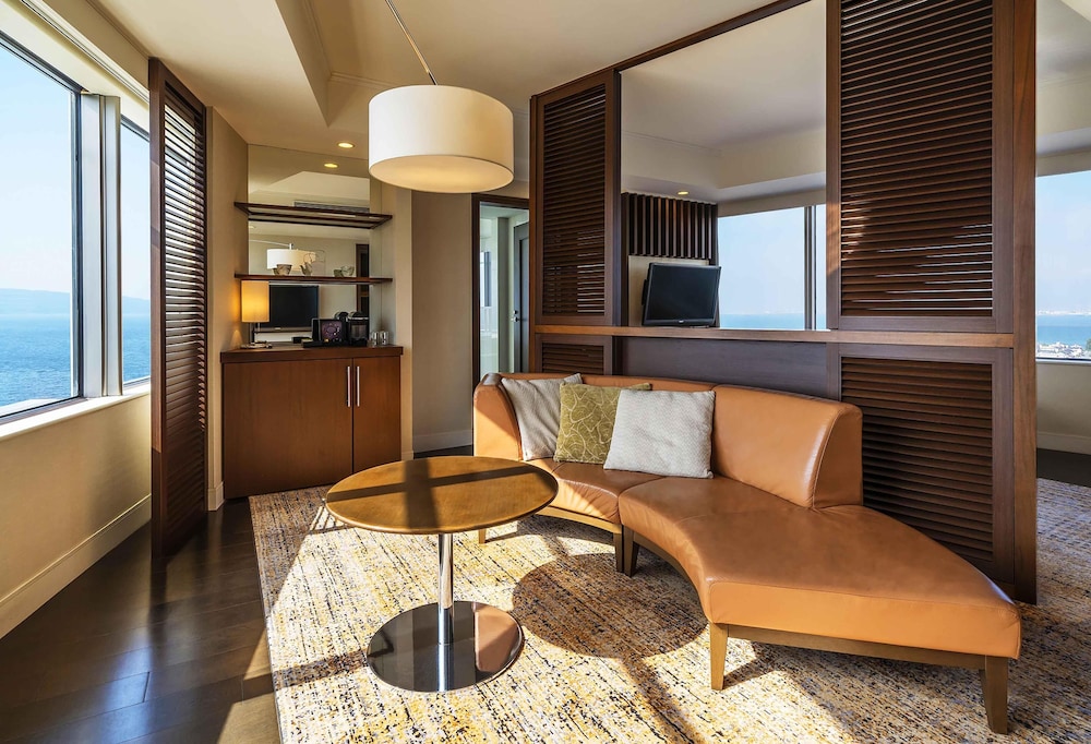 パノラミック スイート リビング エリア1 | ヒルトン福岡シーホーク