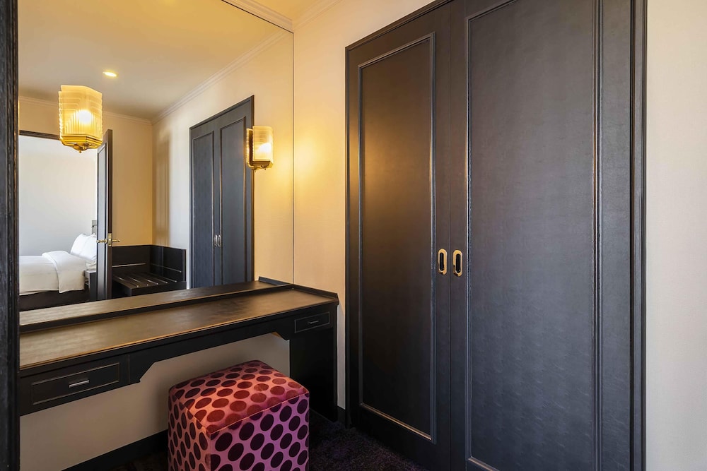 エグゼクティブキングスイート リビング エリア1 | ヒルトン福岡シーホーク