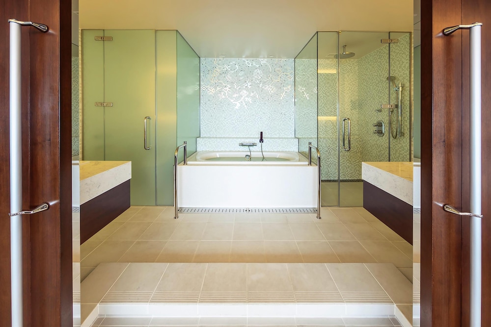 エグゼクティブ スイート キングベッド 1 台 バスルーム1 | ヒルトン福岡シーホーク